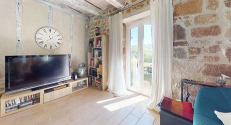 Belle propriété de caractère offrant plus de 21 hectares, aux portes du Périgord Noir, dans un emplacement calme et isolé entre MONTIGNAC, TERRASSON et HAUTEFORT.