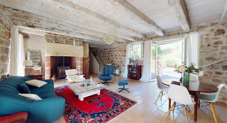 Belle propriété de caractère offrant plus de 21 hectares, aux portes du Périgord Noir, dans un emplacement calme et isolé entre MONTIGNAC, TERRASSON et HAUTEFORT.