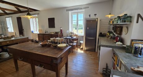 Charmante ancienne ferme située dans un endroit isolé, avec un gîte sur plus de 1,2 hectare et diverses dépendances, dont un magnifique atelier d'artiste
