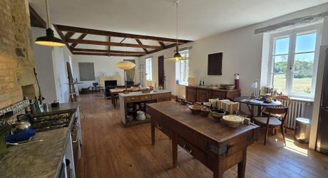 Charmante ancienne ferme située dans un endroit isolé, avec un gîte sur plus de 1,2 hectare et diverses dépendances, dont un magnifique atelier d'artiste