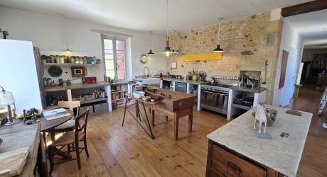Charmante ancienne ferme située dans un endroit isolé, avec un gîte sur plus de 1,2 hectare et diverses dépendances, dont un magnifique atelier d'artiste