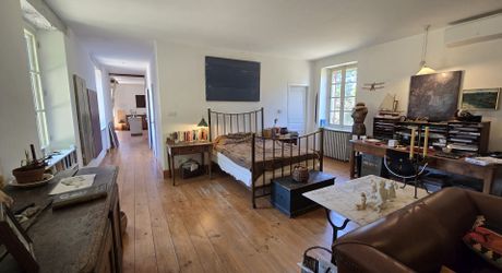 Charmante ancienne ferme située dans un endroit isolé, avec un gîte sur plus de 1,2 hectare et diverses dépendances, dont un magnifique atelier d'artiste