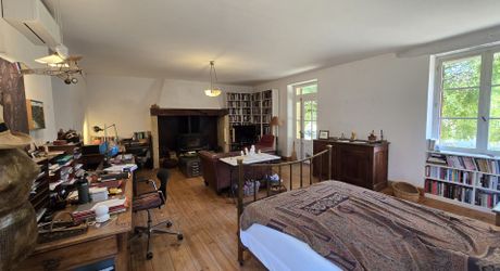 Charmante ancienne ferme située dans un endroit isolé, avec un gîte sur plus de 1,2 hectare et diverses dépendances, dont un magnifique atelier d'artiste