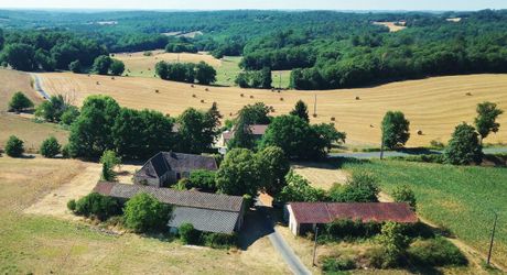 Charmante ancienne ferme située dans un endroit isolé, avec un gîte sur plus de 1,2 hectare et diverses dépendances, dont un magnifique atelier d'artiste