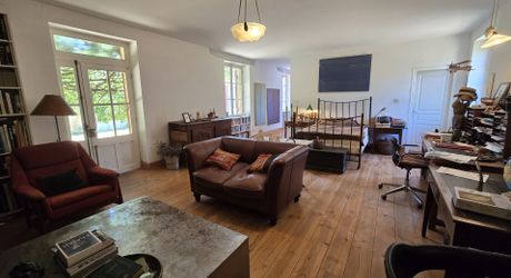 Charmante ancienne ferme située dans un endroit isolé, avec un gîte sur plus de 1,2 hectare et diverses dépendances, dont un magnifique atelier d'artiste