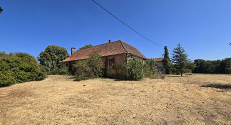 Charmante ancienne ferme située dans un endroit isolé, avec un gîte sur plus de 1,2 hectare et diverses dépendances, dont un magnifique atelier d'artiste