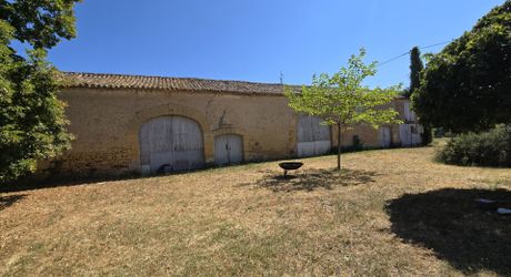 Charmante ancienne ferme située dans un endroit isolé, avec un gîte sur plus de 1,2 hectare et diverses dépendances, dont un magnifique atelier d'artiste