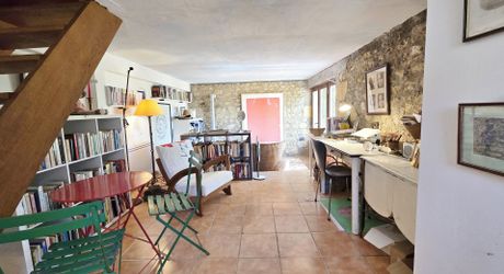 Charmante ancienne ferme située dans un endroit isolé, avec un gîte sur plus de 1,2 hectare et diverses dépendances, dont un magnifique atelier d'artiste