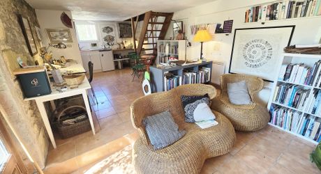 Charmante ancienne ferme située dans un endroit isolé, avec un gîte sur plus de 1,2 hectare et diverses dépendances, dont un magnifique atelier d'artiste