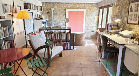Charmante ancienne ferme située dans un endroit isolé, avec un gîte sur plus de 1,2 hectare et diverses dépendances, dont un magnifique atelier d'artiste