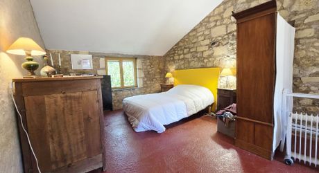 Charmante ancienne ferme située dans un endroit isolé, avec un gîte sur plus de 1,2 hectare et diverses dépendances, dont un magnifique atelier d'artiste