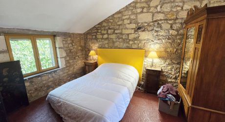 Charmante ancienne ferme située dans un endroit isolé, avec un gîte sur plus de 1,2 hectare et diverses dépendances, dont un magnifique atelier d'artiste