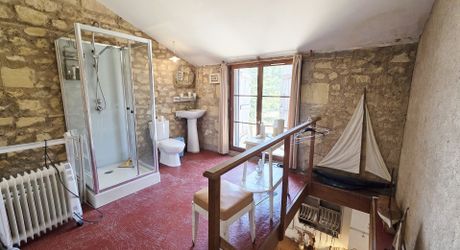 Charmante ancienne ferme située dans un endroit isolé, avec un gîte sur plus de 1,2 hectare et diverses dépendances, dont un magnifique atelier d'artiste