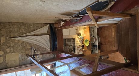 Charmante ancienne ferme située dans un endroit isolé, avec un gîte sur plus de 1,2 hectare et diverses dépendances, dont un magnifique atelier d'artiste