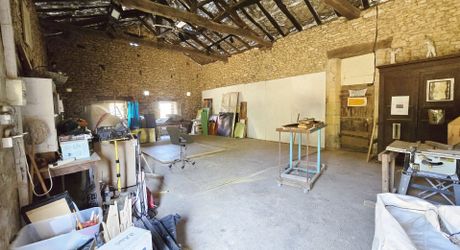 Charmante ancienne ferme située dans un endroit isolé, avec un gîte sur plus de 1,2 hectare et diverses dépendances, dont un magnifique atelier d'artiste