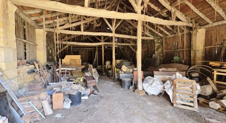 Charmante ancienne ferme située dans un endroit isolé, avec un gîte sur plus de 1,2 hectare et diverses dépendances, dont un magnifique atelier d'artiste