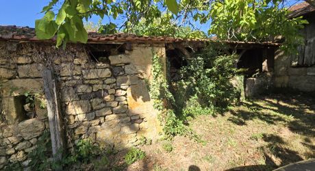 Charmante ancienne ferme située dans un endroit isolé, avec un gîte sur plus de 1,2 hectare et diverses dépendances, dont un magnifique atelier d'artiste