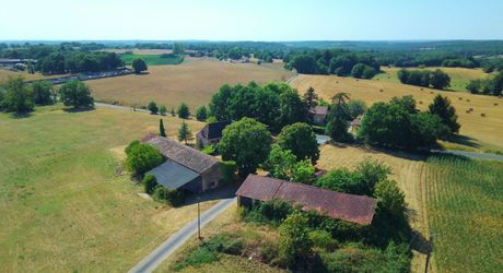 Charmante ancienne ferme située dans un endroit isolé, avec un gîte sur plus de 1,2 hectare et diverses dépendances, dont un magnifique atelier d'artiste