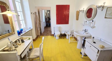 Charmante ancienne ferme située dans un endroit isolé, avec un gîte sur plus de 1,2 hectare et diverses dépendances, dont un magnifique atelier d'artiste