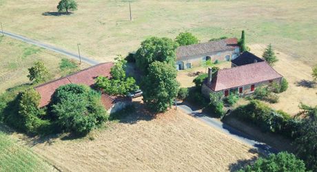 Charmante ancienne ferme située dans un endroit isolé, avec un gîte sur plus de 1,2 hectare et diverses dépendances, dont un magnifique atelier d'artiste