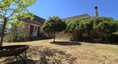 Charmante ancienne ferme située dans un endroit isolé, avec un gîte sur plus de 1,2 hectare et diverses dépendances, dont un magnifique atelier d'artiste