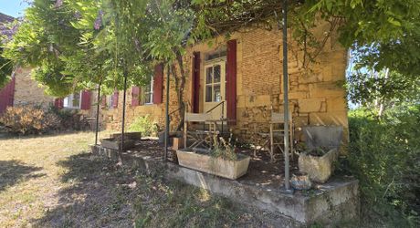 Charmante ancienne ferme située dans un endroit isolé, avec un gîte sur plus de 1,2 hectare et diverses dépendances, dont un magnifique atelier d'artiste