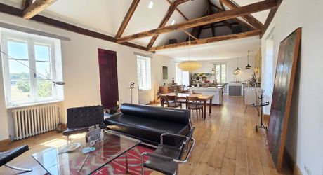 Charmante ancienne ferme située dans un endroit isolé, avec un gîte sur plus de 1,2 hectare et diverses dépendances, dont un magnifique atelier d'artiste