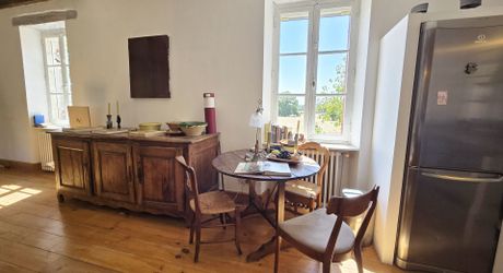 Charmante ancienne ferme située dans un endroit isolé, avec un gîte sur plus de 1,2 hectare et diverses dépendances, dont un magnifique atelier d'artiste