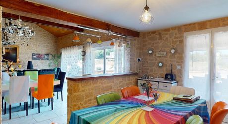 En Périgord Noir à quelques kilomètres de Montignac-Lascaux, maison de plain pied offrant trois chambres et terrain.