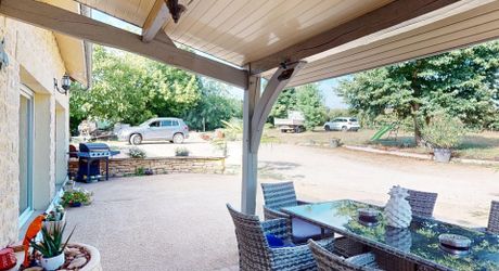 En Périgord Noir à quelques kilomètres de Montignac-Lascaux, maison de plain pied offrant trois chambres et terrain.