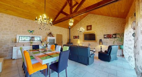 En Périgord Noir à quelques kilomètres de Montignac-Lascaux, maison de plain pied offrant trois chambres et terrain.