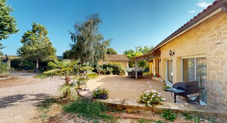En Périgord Noir à quelques kilomètres de Montignac-Lascaux, maison de plain pied offrant trois chambres et terrain.