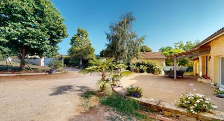 En Périgord Noir à quelques kilomètres de Montignac-Lascaux, maison de plain pied offrant trois chambres et terrain.