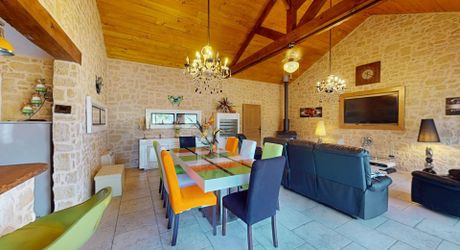 En Périgord Noir à quelques kilomètres de Montignac-Lascaux, maison de plain pied offrant trois chambres et terrain.