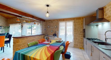 En Périgord Noir à quelques kilomètres de Montignac-Lascaux, maison de plain pied offrant trois chambres et terrain.