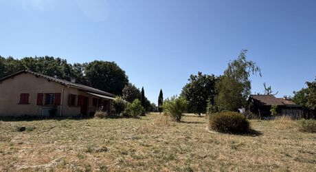 Sur les hauteurs, entre Les Eyzies, Plazac et Rouffignac, ensemble comprenant une maison de plain-pied et un petit chalet sur près de 6000 m² de terrain.