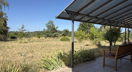 Sur les hauteurs, entre Les Eyzies, Plazac et Rouffignac, ensemble comprenant une maison de plain-pied et un petit chalet sur près de 6000 m² de terrain.