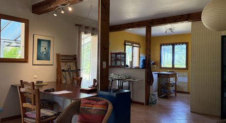 Sur les hauteurs, entre Les Eyzies, Plazac et Rouffignac, ensemble comprenant une maison de plain-pied et un petit chalet sur près de 6000 m² de terrain.