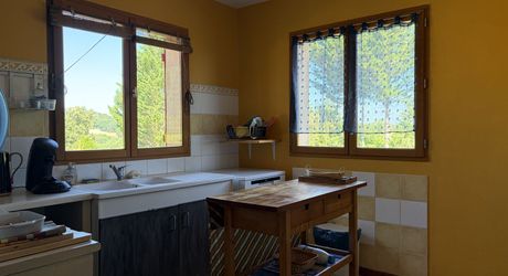 Sur les hauteurs, entre Les Eyzies, Plazac et Rouffignac, ensemble comprenant une maison de plain-pied et un petit chalet sur près de 6000 m² de terrain.