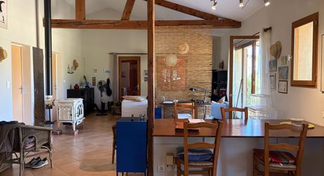 Sur les hauteurs, entre Les Eyzies, Plazac et Rouffignac, ensemble comprenant une maison de plain-pied et un petit chalet sur près de 6000 m² de terrain.