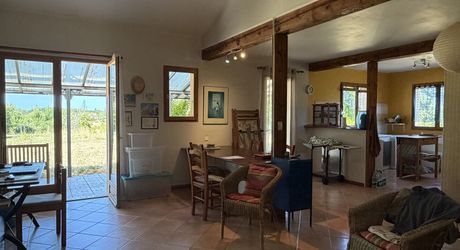 Sur les hauteurs, entre Les Eyzies, Plazac et Rouffignac, ensemble comprenant une maison de plain-pied et un petit chalet sur près de 6000 m² de terrain.