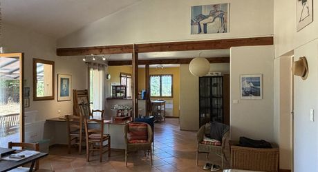 Sur les hauteurs, entre Les Eyzies, Plazac et Rouffignac, ensemble comprenant une maison de plain-pied et un petit chalet sur près de 6000 m² de terrain.