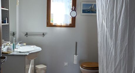 Sur les hauteurs, entre Les Eyzies, Plazac et Rouffignac, ensemble comprenant une maison de plain-pied et un petit chalet sur près de 6000 m² de terrain.