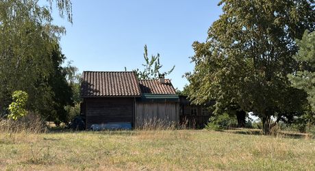 Sur les hauteurs, entre Les Eyzies, Plazac et Rouffignac, ensemble comprenant une maison de plain-pied et un petit chalet sur près de 6000 m² de terrain.