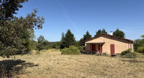 Sur les hauteurs, entre Les Eyzies, Plazac et Rouffignac, ensemble comprenant une maison de plain-pied et un petit chalet sur près de 6000 m² de terrain.