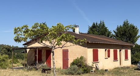Sur les hauteurs, entre Les Eyzies, Plazac et Rouffignac, ensemble comprenant une maison de plain-pied et un petit chalet sur près de 6000 m² de terrain.
