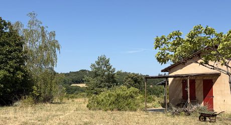 Sur les hauteurs, entre Les Eyzies, Plazac et Rouffignac, ensemble comprenant une maison de plain-pied et un petit chalet sur près de 6000 m² de terrain.