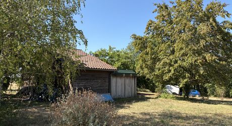 Sur les hauteurs, entre Les Eyzies, Plazac et Rouffignac, ensemble comprenant une maison de plain-pied et un petit chalet sur près de 6000 m² de terrain.