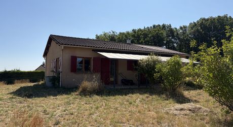 Sur les hauteurs, entre Les Eyzies, Plazac et Rouffignac, ensemble comprenant une maison de plain-pied et un petit chalet sur près de 6000 m² de terrain.