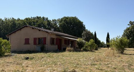 Sur les hauteurs, entre Les Eyzies, Plazac et Rouffignac, ensemble comprenant une maison de plain-pied et un petit chalet sur près de 6000 m² de terrain.